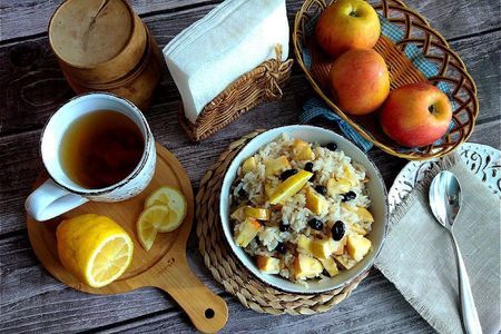Фото к рецепту: Каша рисовая фруктовая с мёдом и корицей 