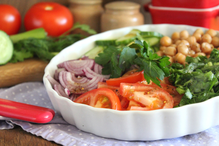 Фото к рецепту: Салат с нутом «весенний блюз»