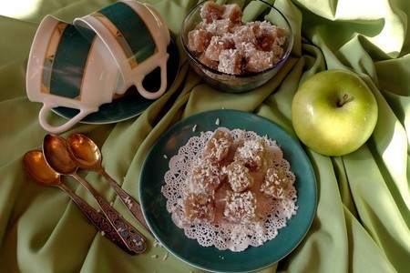 Яблочный рахат-лукум с грецкими орехами в кокосовой стружке 