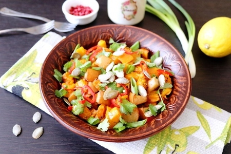 Фото к рецепту: Тёплый салат из тыквы и айвы с зирой