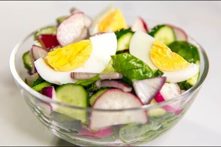 Фото к рецепту: Салат "летний",  быстрый салат из свежих овощей