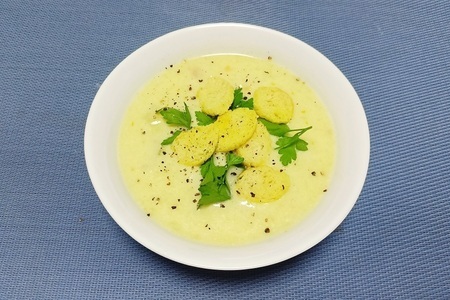 Фото к рецепту: Сырный крем-суп с кабачками — рецепт супчика в мультиварке