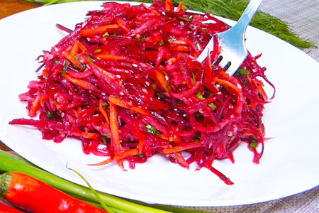 Фото к рецепту: Салат из свеклы с морковью