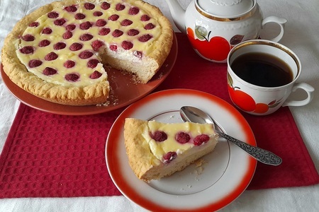 Фото к рецепту: Пирог с малиной и рикоттой