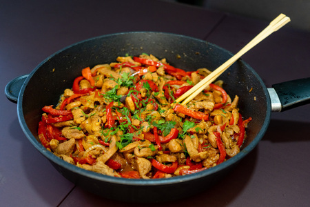 Фото к рецепту: Мясо с овощами в азиатском стиле