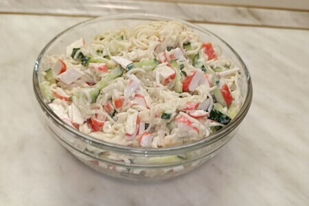 Фото к рецепту: Быстрый салат за 5 минут - из мивины и крабовых палочек