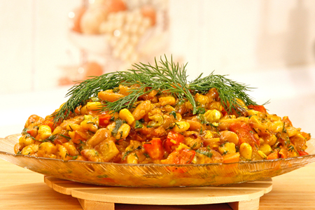 Фото к рецепту: Рагу а-ля индийское карри с картошкой, фасолью, зеленью, сыром, креветками и множеством специй