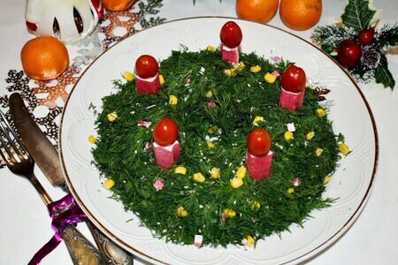 Фото к рецепту: Салат из крабовых палочек "новогодний"