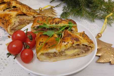 Фото к рецепту: Слоеный пирог с мясом и сыром