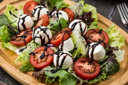 Салат с моцареллой на ужин