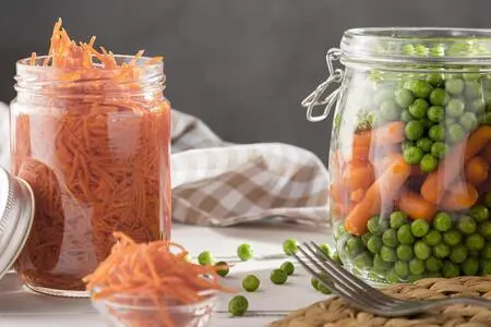 Тертая морковь в банках