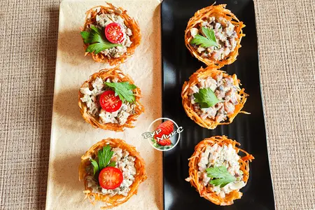 Закуска грибная и закуска селёдочная в картофельных корзиночках Закуска грибная и закуска селёдочная в картофельных корзиночках