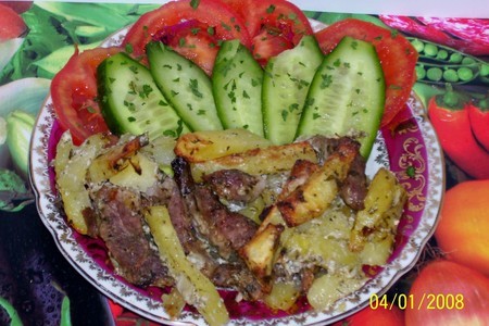 Фото к рецепту: Картошечка с мясом и грибами