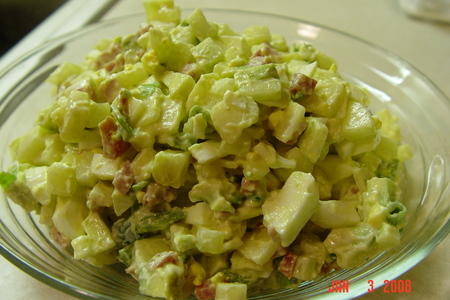 Фото к рецепту: Салат с авокадо и колбасой.