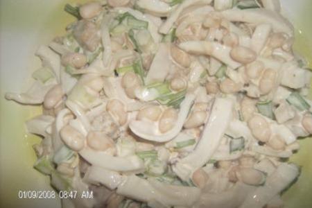 Фото к рецепту: Салат из кальмаров с сухариками
