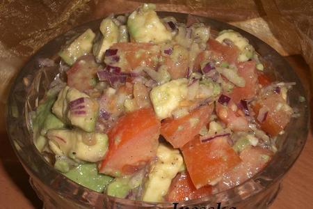 Фото к рецепту: Остренький салат с авокадо.
