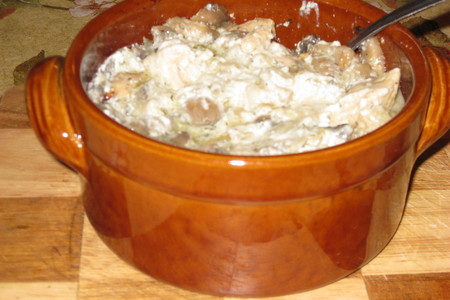 Фото к рецепту: Пельмени с грибами и мясом в глечиках