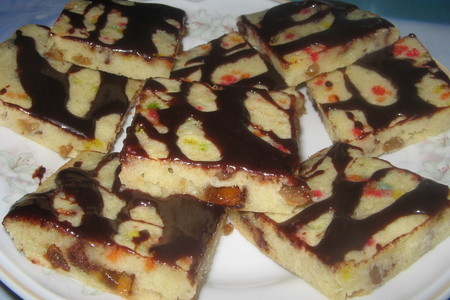 Фото к рецепту: Печенье с изюмом и кусочками шоколадных конфет..
