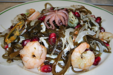 Фото к рецепту: Салат из морской капусты с морепродуктами