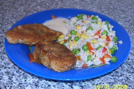 Фото к рецепту: Шницель с рисом и овощами