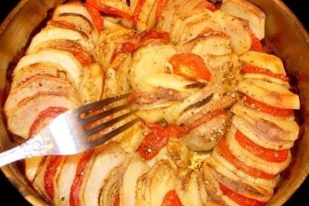 Фото к рецепту: Картофель с помидорами и луком