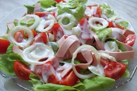 Фото к рецепту: Овощной салатик с колбасой (диетический)