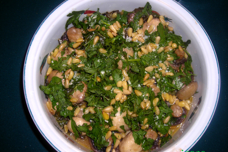 Фото к рецепту: Шампиньоны,запеченные со шпинатом и кедровыми орешками.