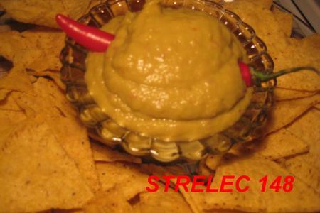 Фото к рецепту: Кукурузные чипсы с соусом "гуакамоле".