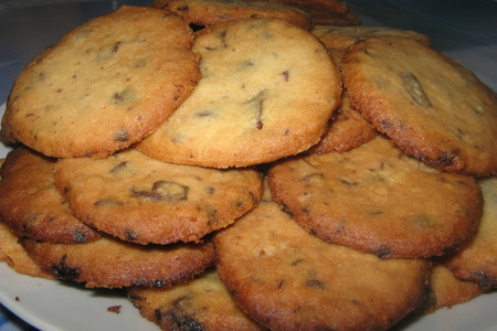 Фото к рецепту: Печенье с кусочками шоколада.