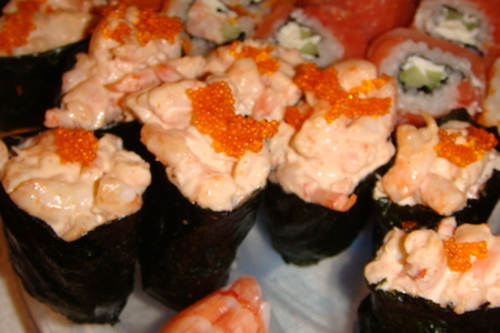 Фото к рецепту: Острые суши с коктельной креветкой (спайси)