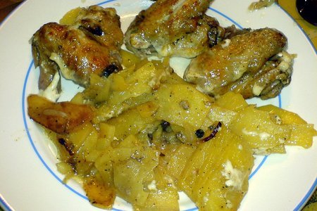 Фото к рецепту: Куриные крылышки под майонезом в духовке с картофелем