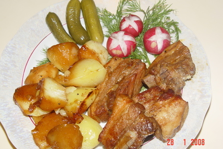 Фото к рецепту: Картошечка со свиными рёбрышками