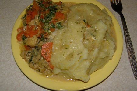 Фото к рецепту: Рыбка с овощами под соусом