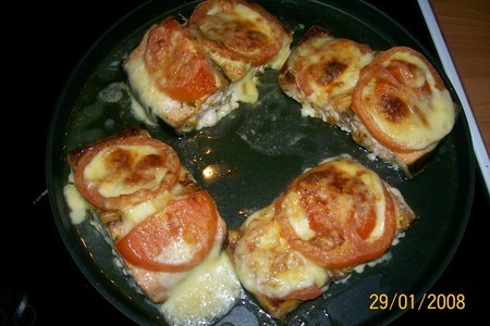 Фото к рецепту: Лосось с помидорами и сыром в микроволновке