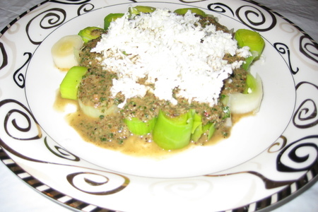 Фото к рецепту: Салат из лука-порея