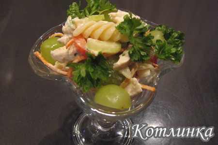 Фото к рецепту: Макаронный салат с курицей и виноградом