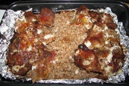 Фото к рецепту: Маринованная свинина, запечёная с гречкой в фольге..