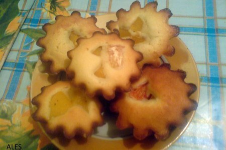 Фото к рецепту: Творожные кексы с фруктами