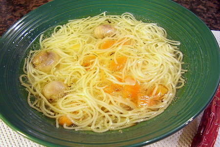 Фото к рецепту: Знаменитый венгерский куриный суп