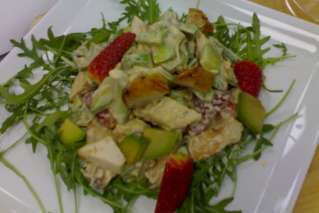 Фото к рецепту: Салат с клубникой и куриной грудкой