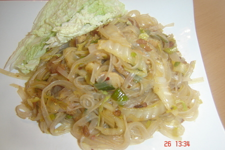 Фото к рецепту: Куринное мяско с пекинской капустой и рисовой лапшой в воке
