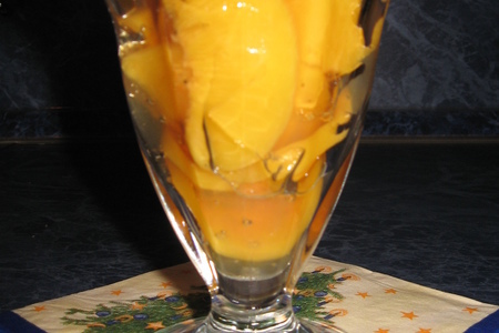 Десерт из консервированных персиков.