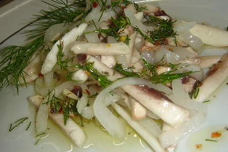 Салат из шампиньонов с белым луком