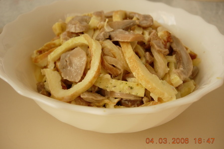 Фото к рецепту: Салат из шампиньонов с омлетом
