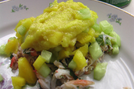 Фото к рецепту: Салат с крабами и манго