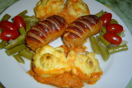 Фото к рецепту: Картофельная запеканка с регенсбургскими колбасками(шпикачками) на капустной подстилке