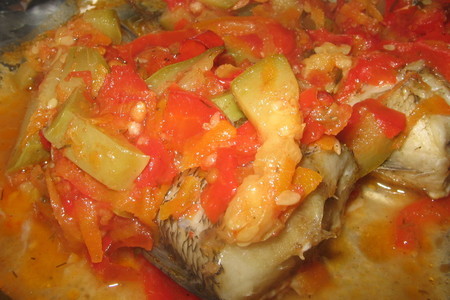 Фото к рецепту: Запеченная рыба с домашним консервированным овощным салатом.