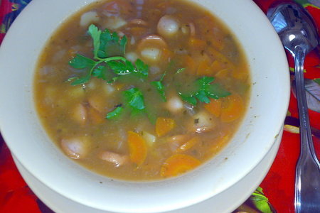 Фото к рецепту: Густой овощной суп с сосисками и фасолью.