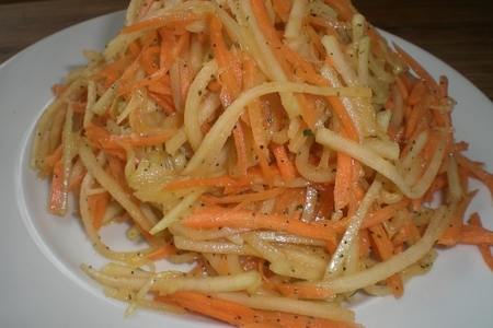 Фото к рецепту: Салат из кольраби и морковки
