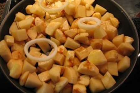 Фото к рецепту: Тушеный картофель с яблоками